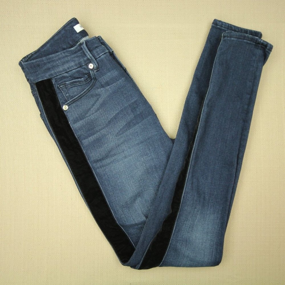 Good American Stylish Blue Jeans with Black Accents